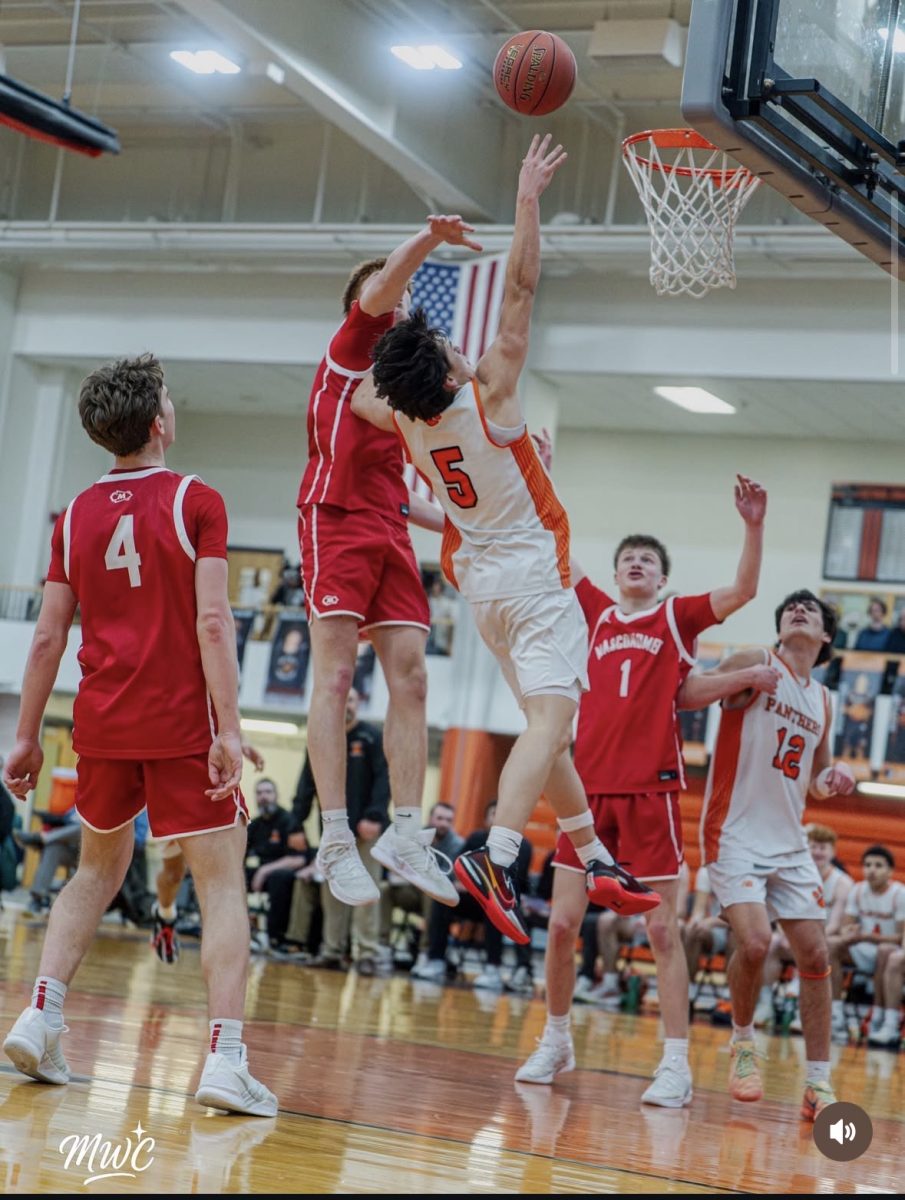 Farrell contesting Eli Landman's layup